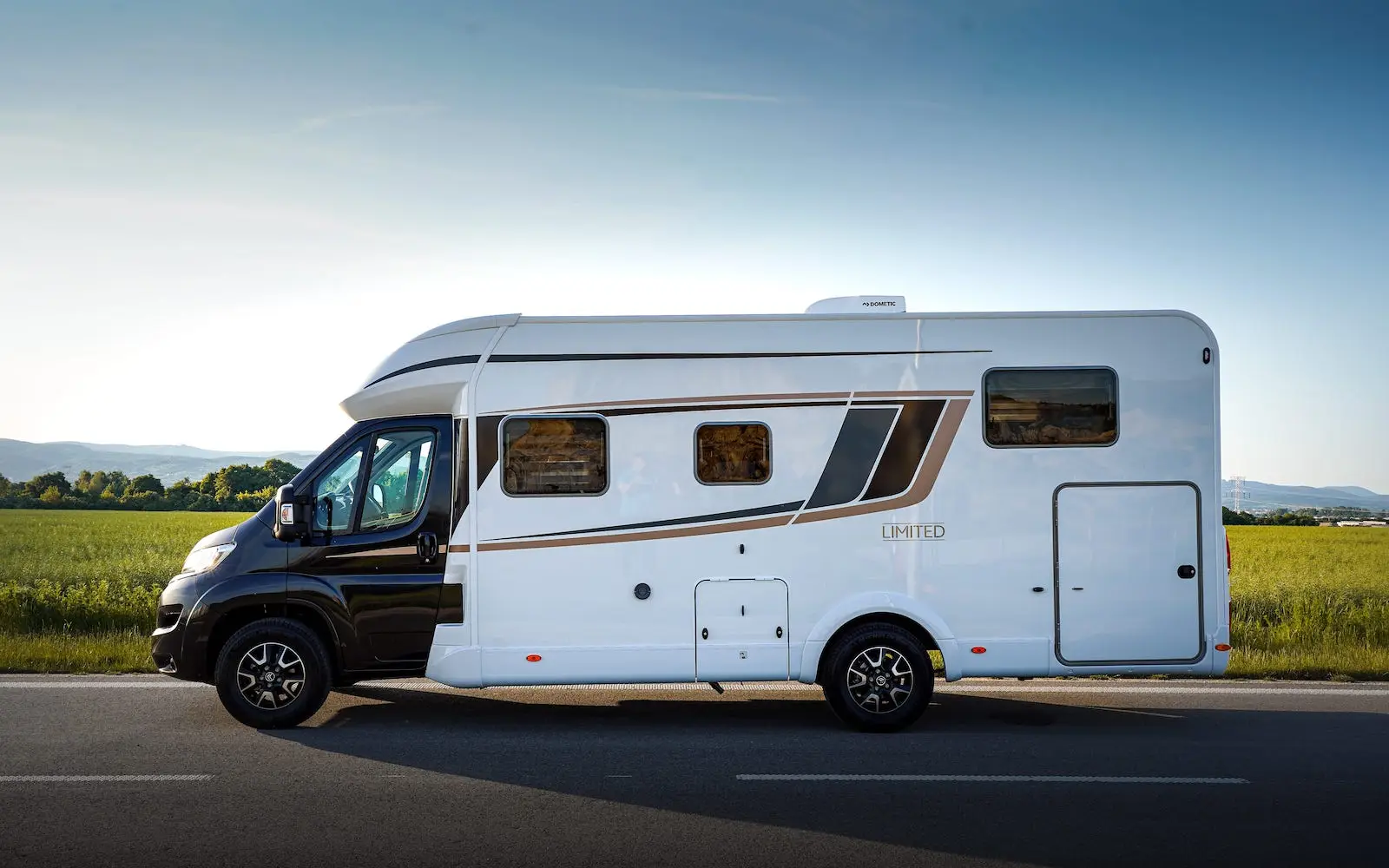 GetFar rodina na výlete s obytným autom