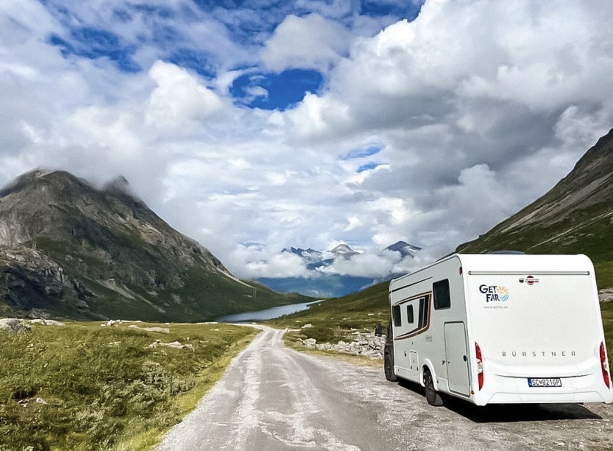 Obytné auto na ceste v prírode